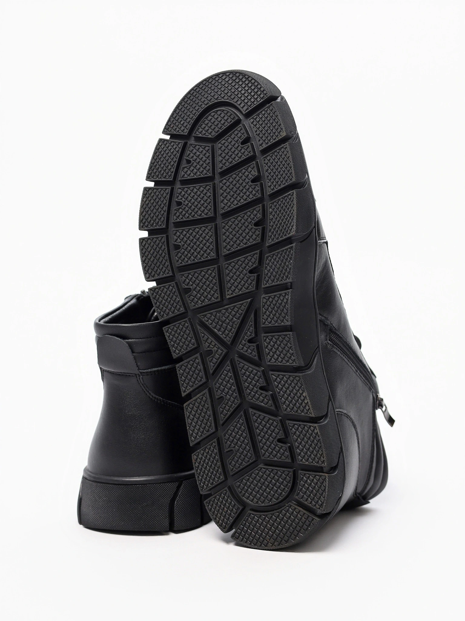 Ботинки черного цвета на средней платформе